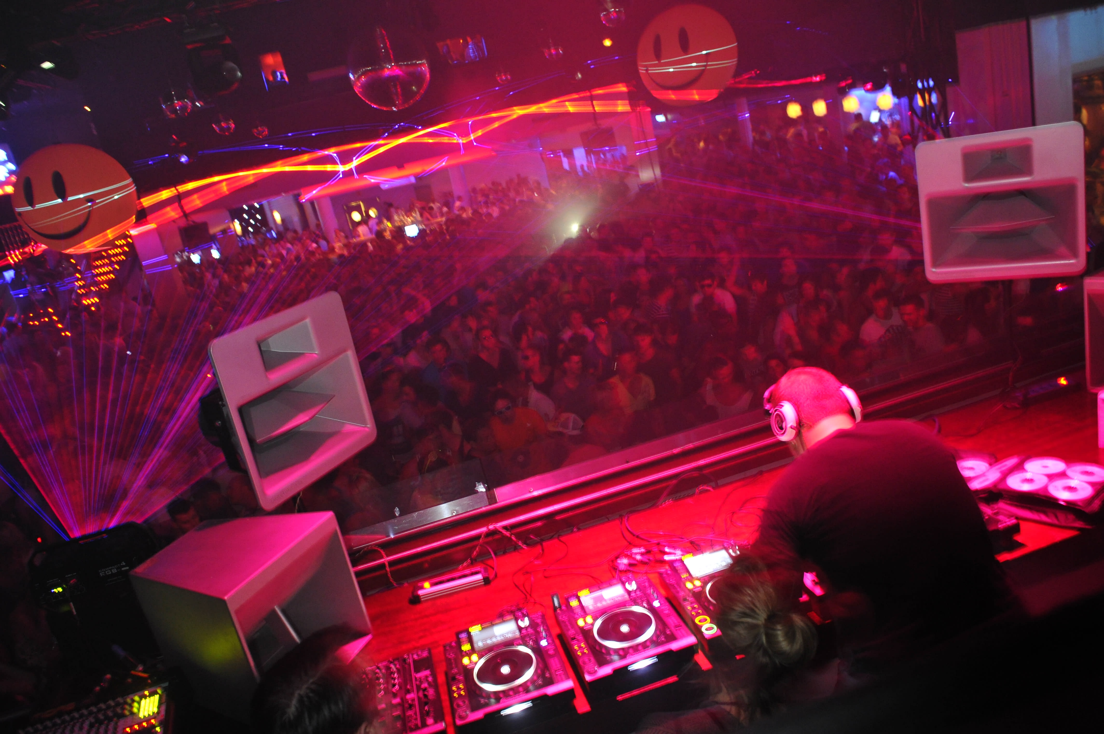 Nightlife scene used by Vente